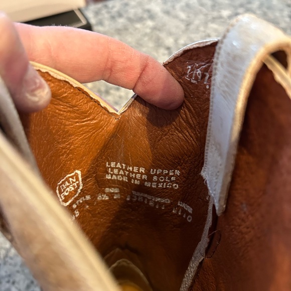 NWOT NIB. Dan Post distressed white cowboy boots, size 8 1/2 - Picture 2 of 4